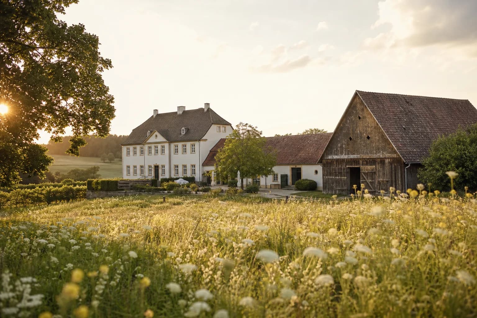 Gutshof-Hochzeitslocation im goldenen Abendlicht